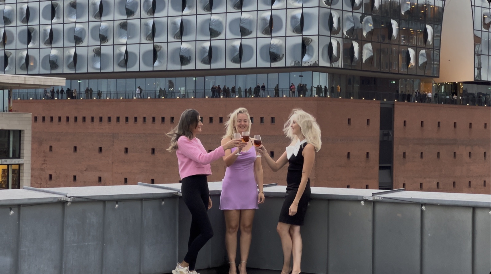 Abend auf dem Rooftop mit Blick auf die Elbphilharmonie