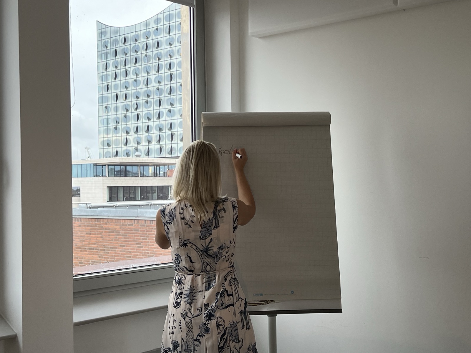 Stefanie leitet einen Workshop mit Blick auf die Elbphilharmonie